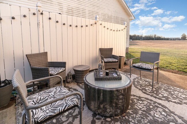 Building Photo - Stylish Furnished 2BR Retreat w/ Garage | ...