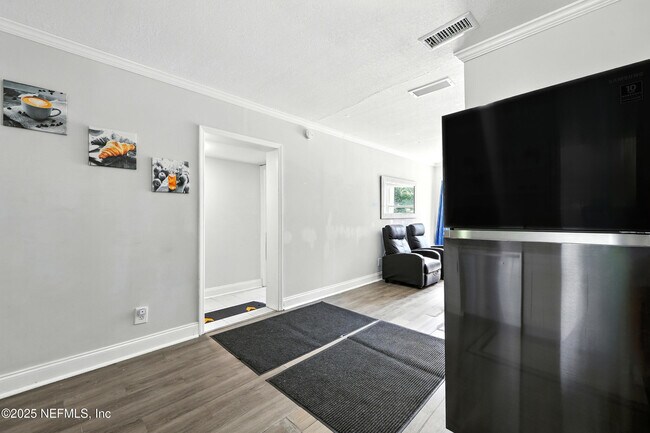 Building Photo - 355 Wildwood Ln