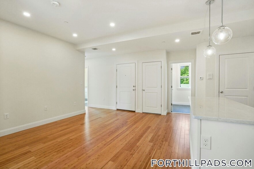 Building Photo - 137 Thornton St