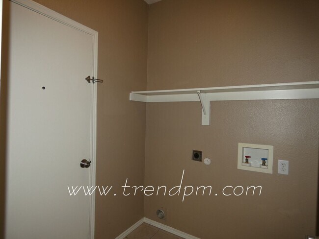Building Photo - 9020 Belvedere Dr