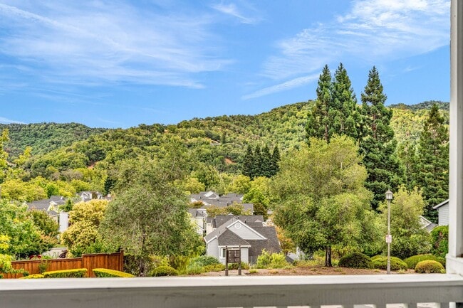 Building Photo - Gorgeous remodeled 3 bedroom, 3 full bathroom home for rent!
