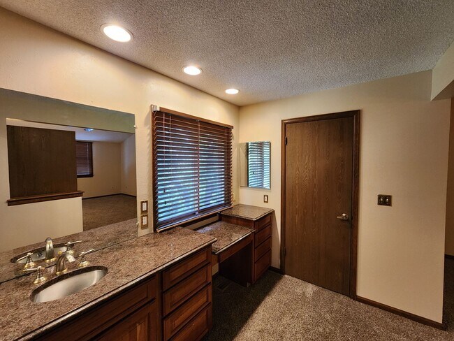 Building Photo - Beautiful 4 Bedroom Home on Cul Du Sac Wit...