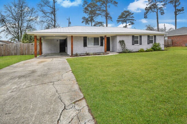 Building Photo - Fully Furnished Mid or Long Term Home on Whitemarsh Island!