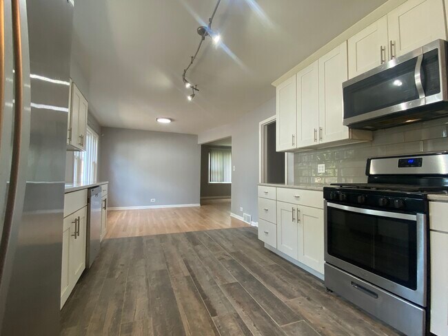 Building Photo - 426 Berteau Ave