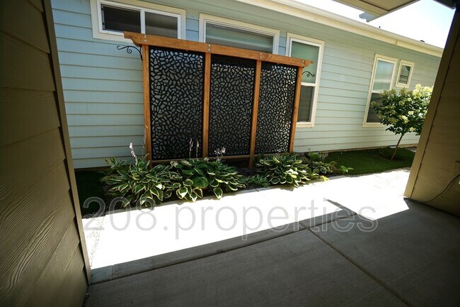 Building Photo - 407 W Pavilion Ln