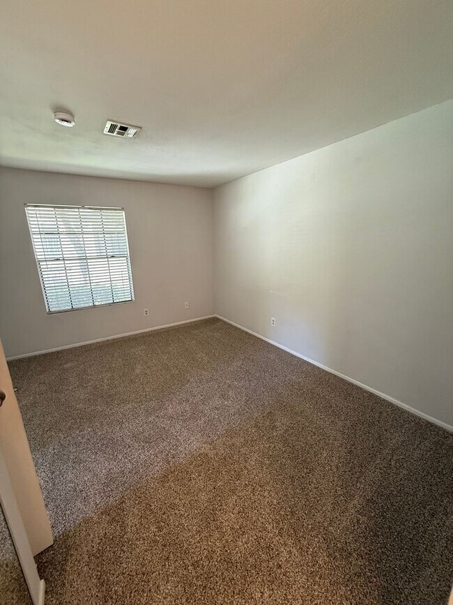 Building Photo - 1 Bed, 1 Bath Condo - Fireplace + Private ...