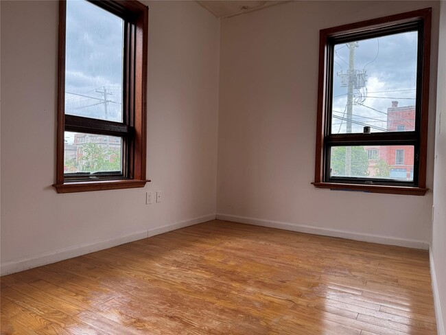 Primary Photo - 21 Center St