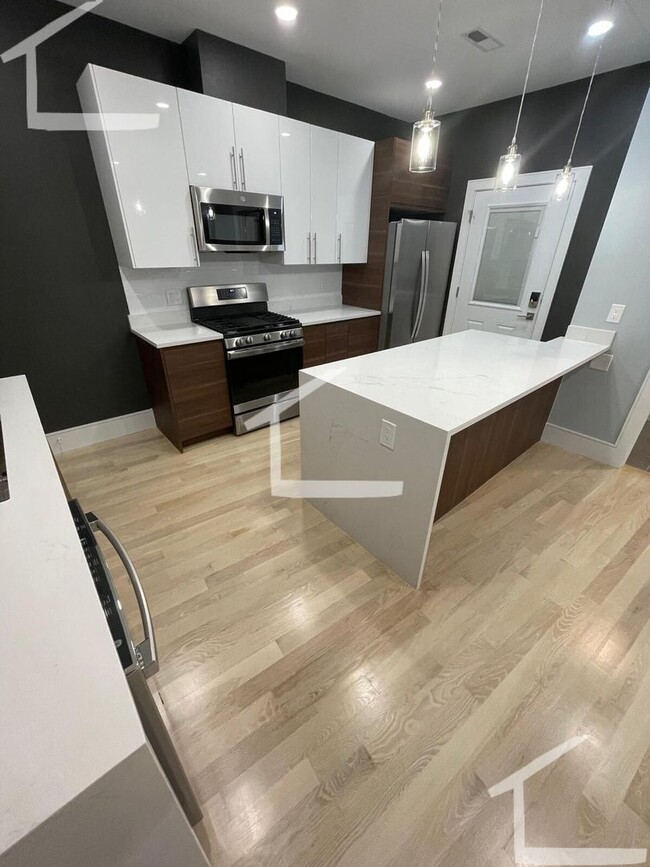 Building Photo - Huge 3 bed in Washington square