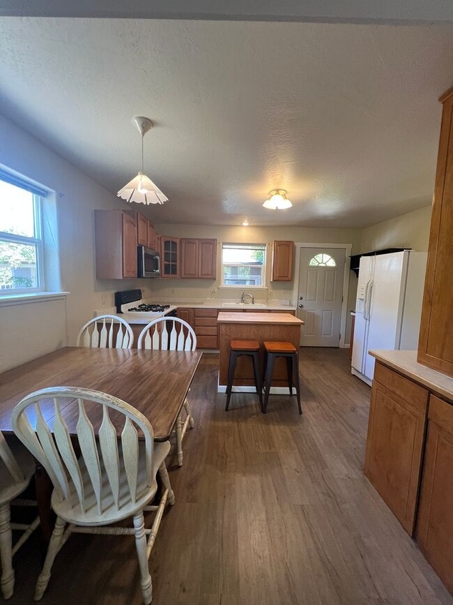 Building Photo - COMING SOON!  2 bed, 2 bath home in the heart of Ashland