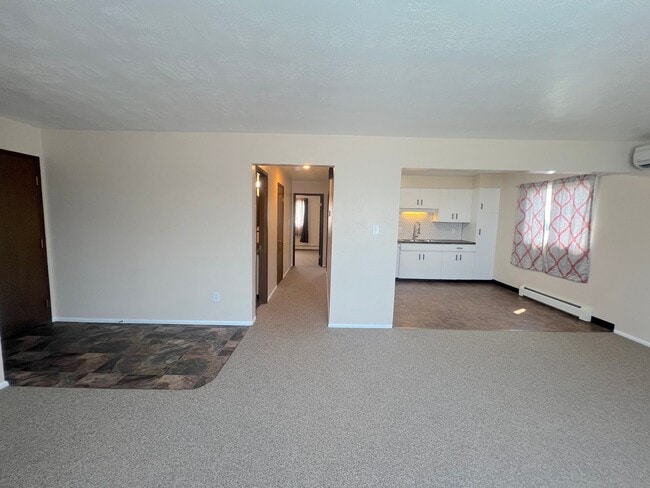 Building Photo - Extra Large 2 bedroom 1.5 Bath Centrally L...