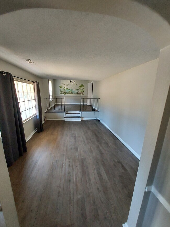 Building Photo - 726 Platinum St