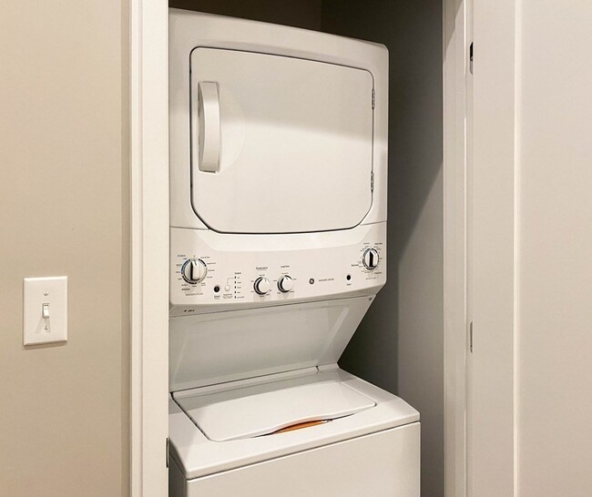 Building Photo - 345 Pleasant St