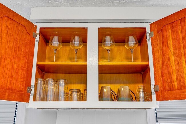 Building Photo - 3 BED 1 BATH SINGLE FAMILY HOME IN BEAUTIFUL SOUTH EUCLID