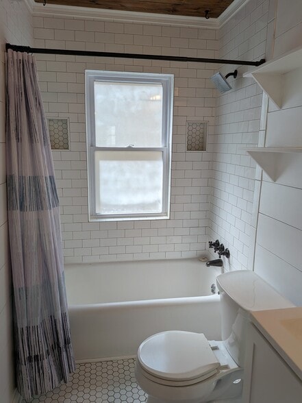 Building Photo - 1021 E 76th St