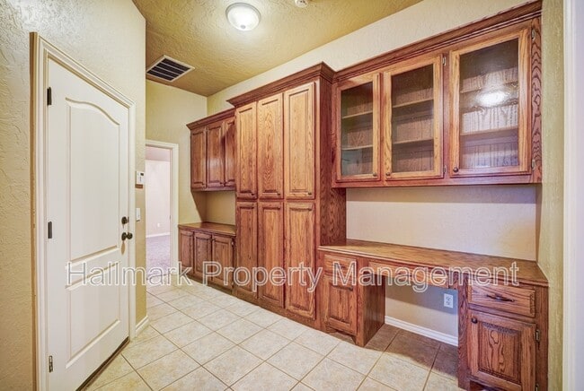 Building Photo - 1042 Hidden Oaks Way