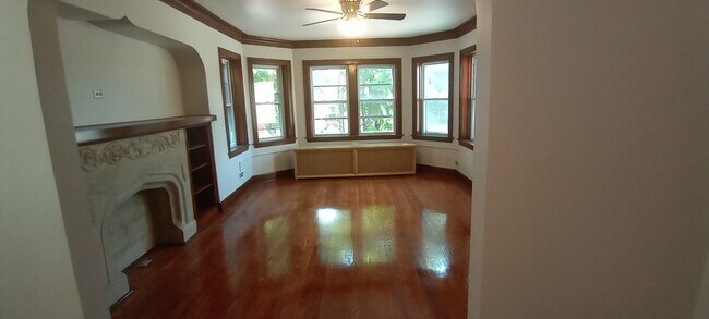 Building Photo - 5943 N Maplewood Ave