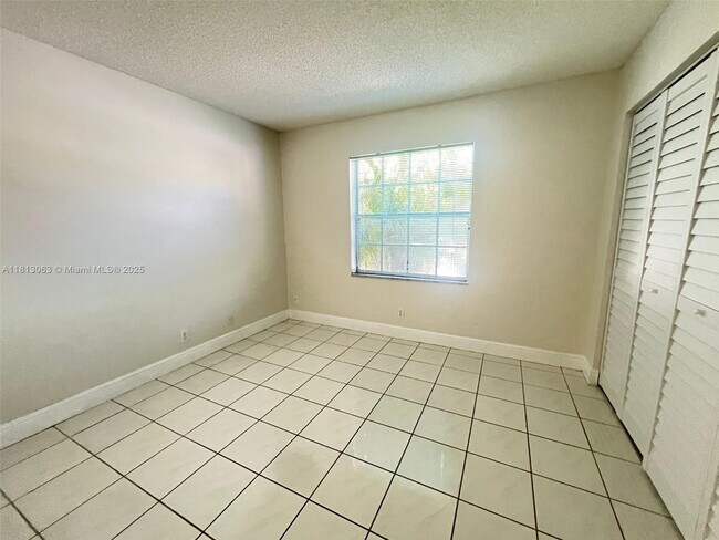 Building Photo - 435 Somerset Way