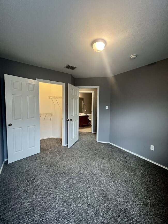 Building Photo - 9411 Rainbow Creek