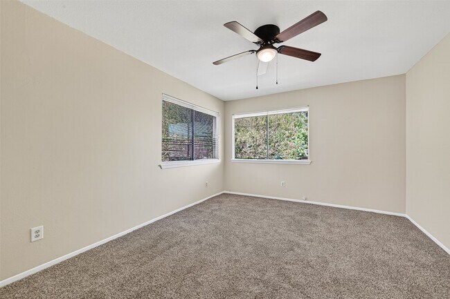 Building Photo - 813 Lakeview Dr