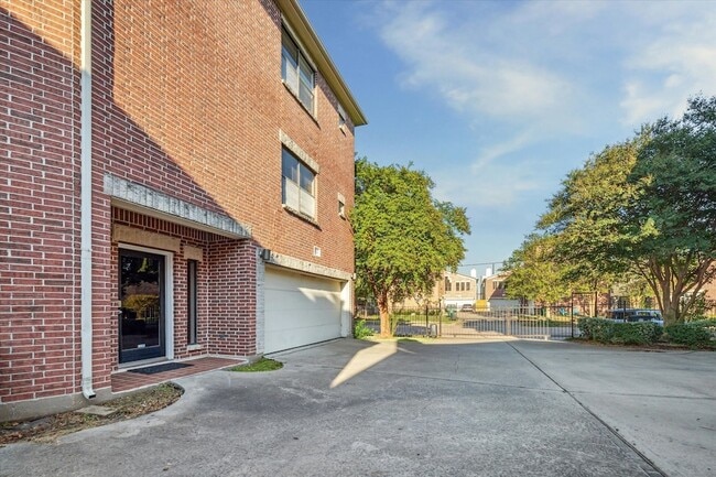 Building Photo - 9710 Riddlewood Ln