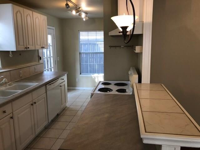 Building Photo - 3251 Rosebank Dr