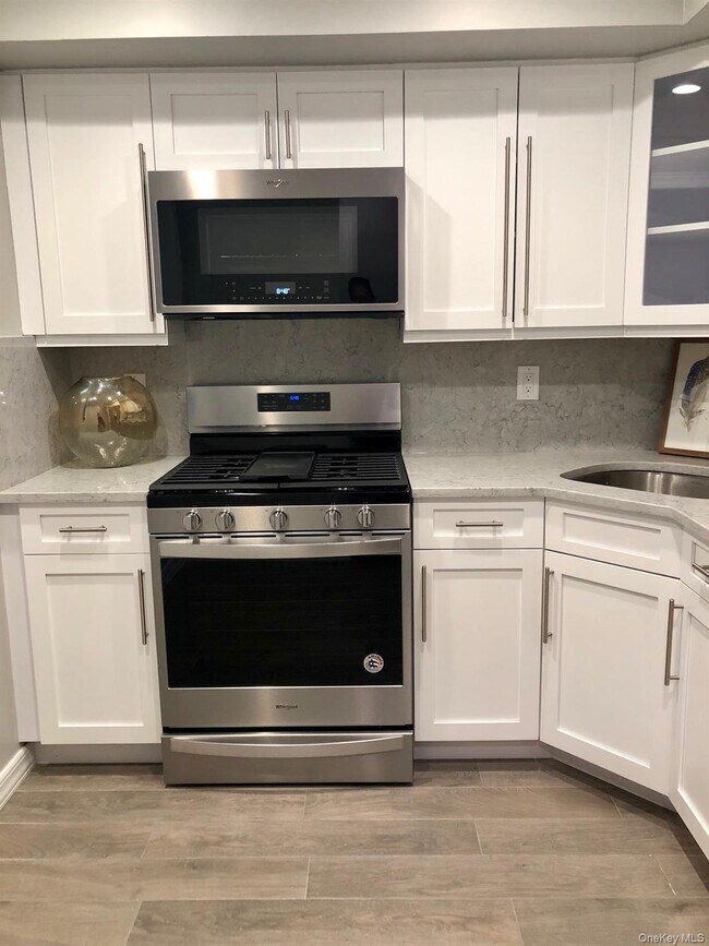 Building Photo - 10 Westwood Dr