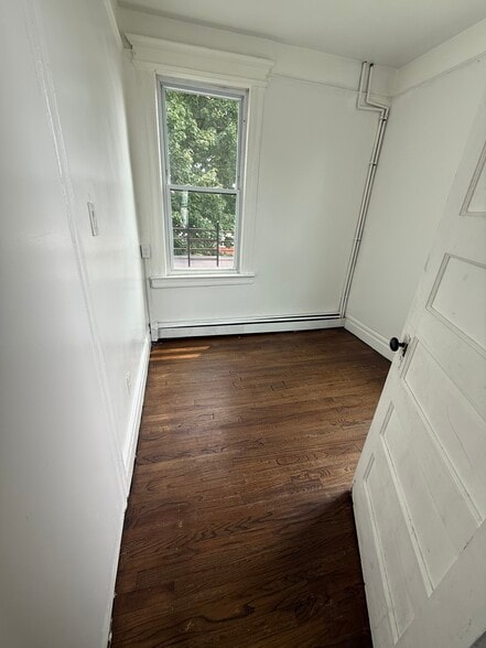 Building Photo - 410 Chadwick Ave