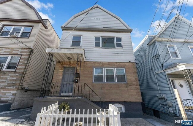 Primary Photo - 327 Columbia Ave