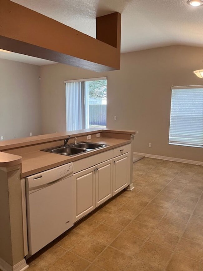 Building Photo - 3 Bedroom 2 Bath