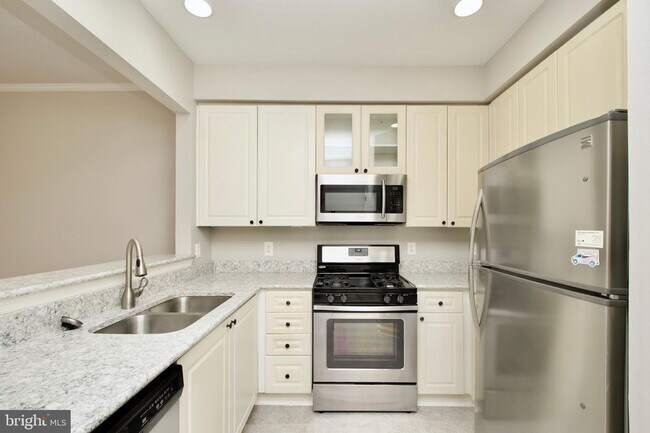 Building Photo - Charming & Pet-Friendly 1BR/1BA Condo in Alexandria’s Stonegate