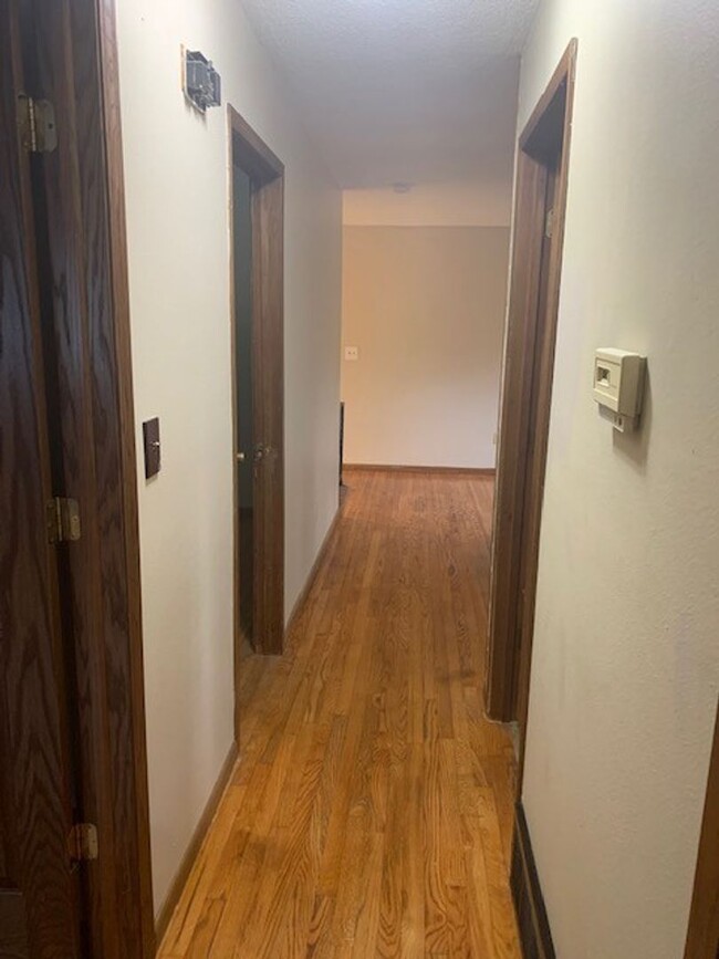 Building Photo - 4 Bedroom 2 Bath Home Available for Rent i...