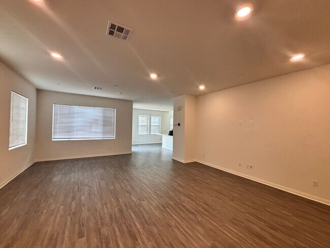 Building Photo - Beautiful Home!