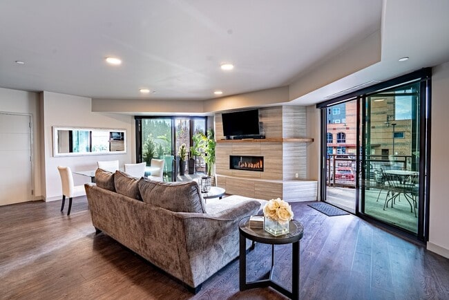 Building Photo - 727 E Front Ave