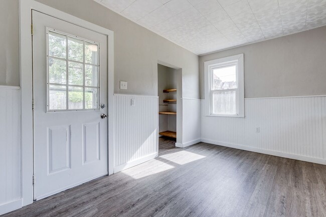 Building Photo - AVAILABLE JULY 2026 - Spacious 2 Bedroom Home w/ Fenced Yard & AC!