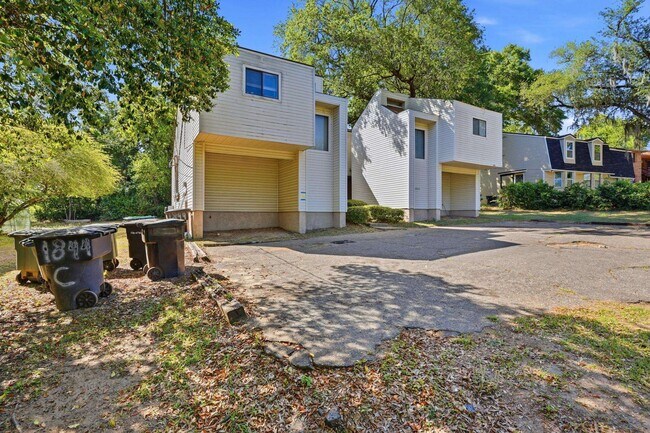 Building Photo - 1844 Larette Dr
