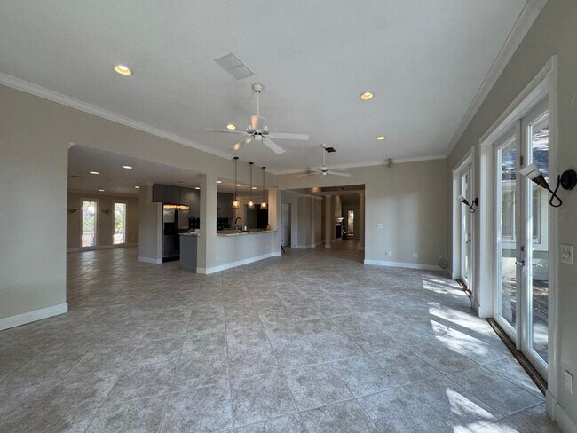 Building Photo - Gorgeous 5 Bedroom Pool Home in Ormond