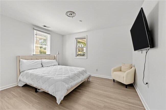 Building Photo - 1416 Graymont Dr SW