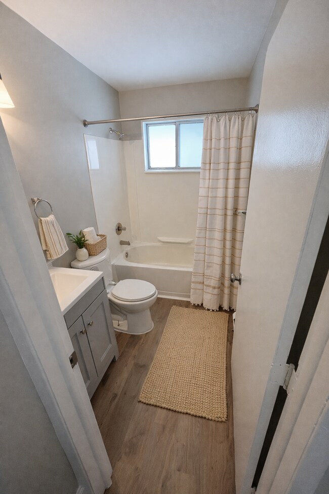 Building Photo - 10682 E Holly Rd