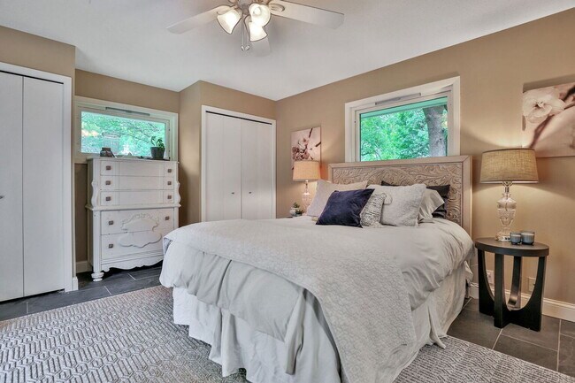 Building Photo - 16624 Elm Dr