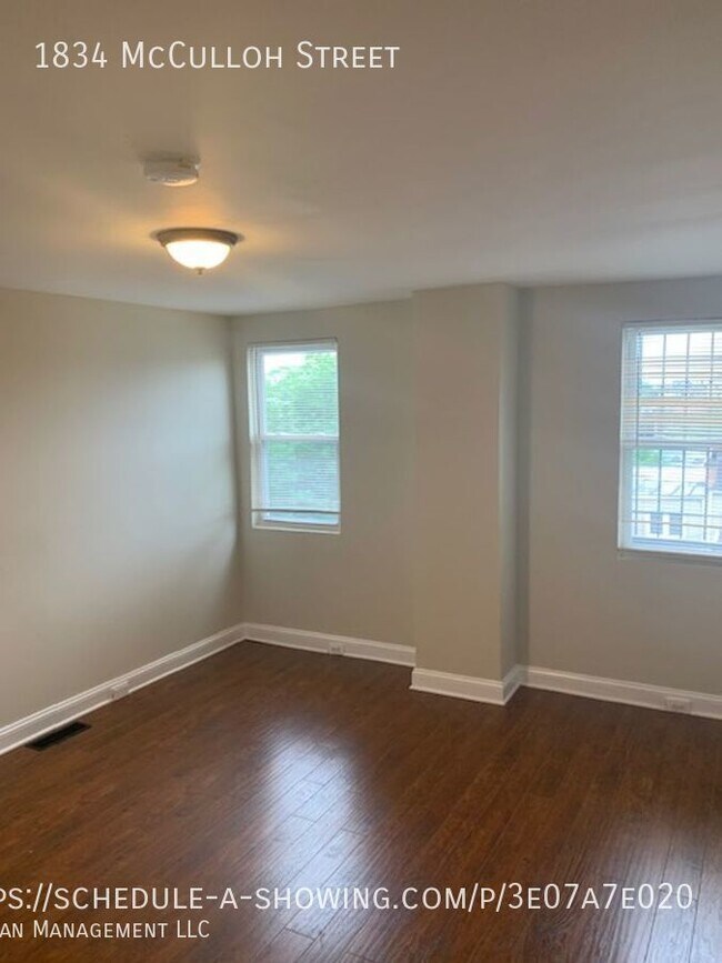 Building Photo - Enormous Rowhome in Madison Park - Close t...