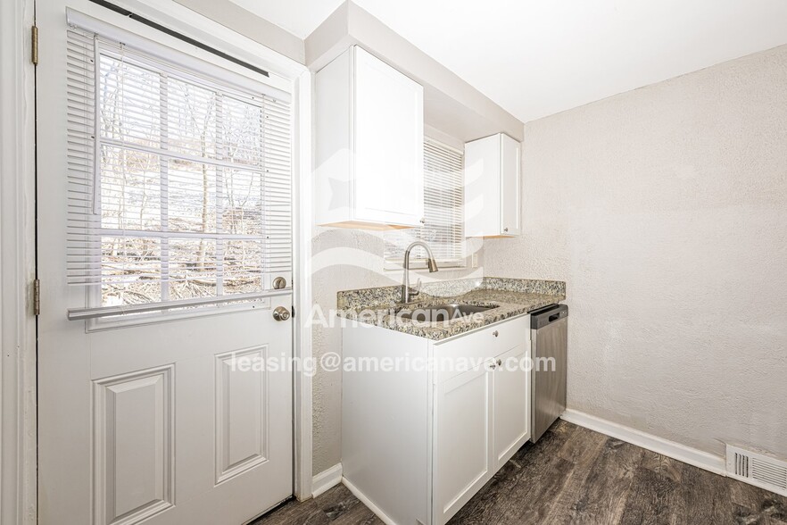 Building Photo - 401 Johnston Rd