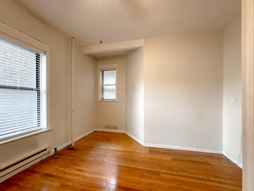 Building Photo - 917 W Waveland Ave