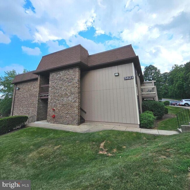 Building Photo - 5821 Royal Ridge Dr