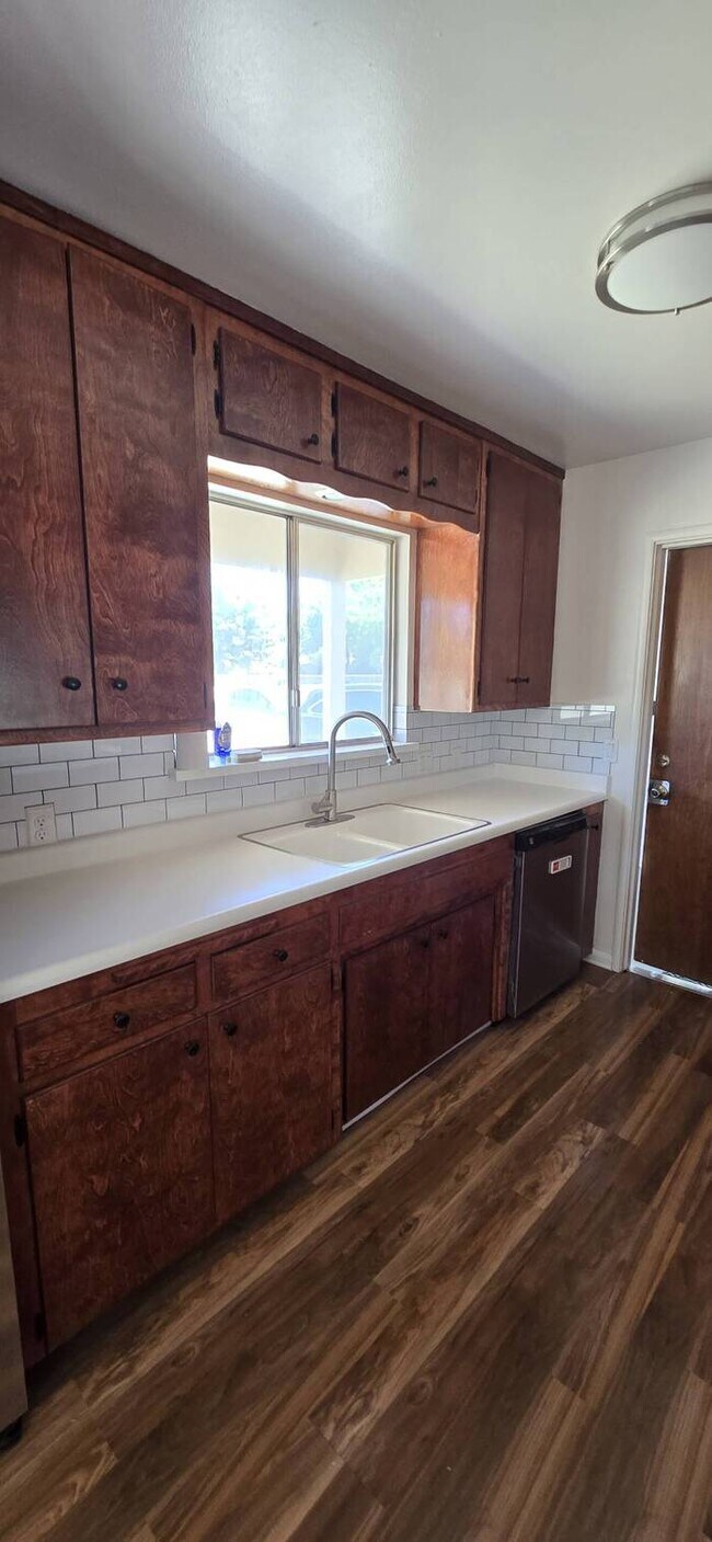 Building Photo - East Modesto Country Living, 3 Bedrooms 2 Bathrooms