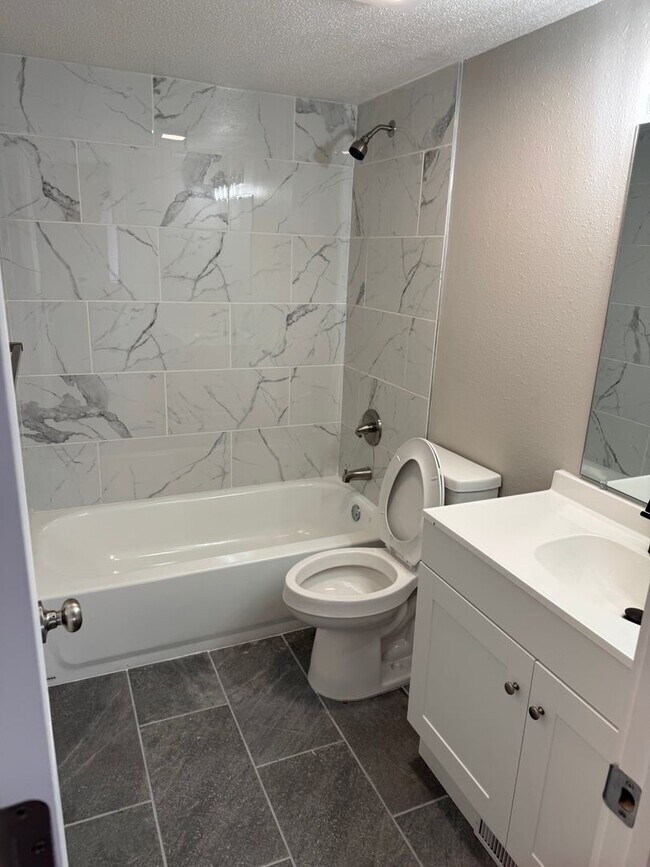 Building Photo - Recently remodeled!