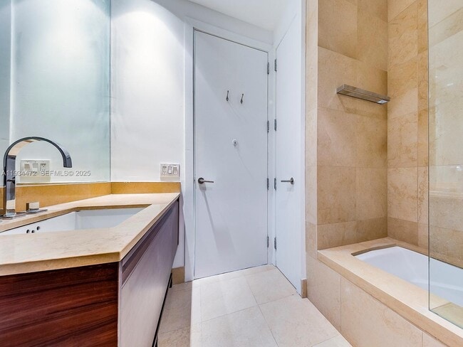 Building Photo - 800 South Pointe Dr