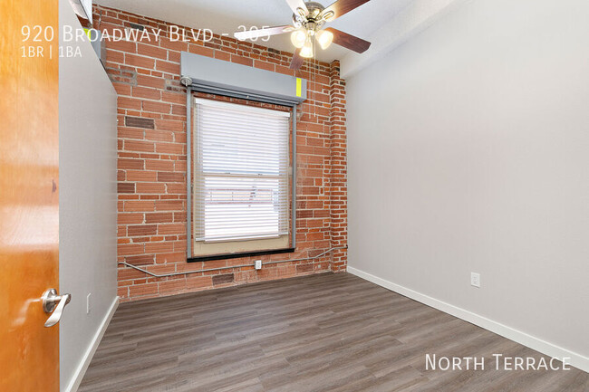 Building Photo - ? Trendy 1BR Loft in the Heart of Downtown...