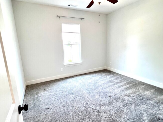 Secondary bedroom. - 47 Bowman Ct