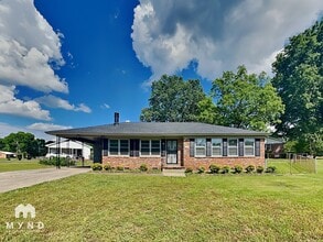 Building Photo - 877 Twin Lake Dr NE