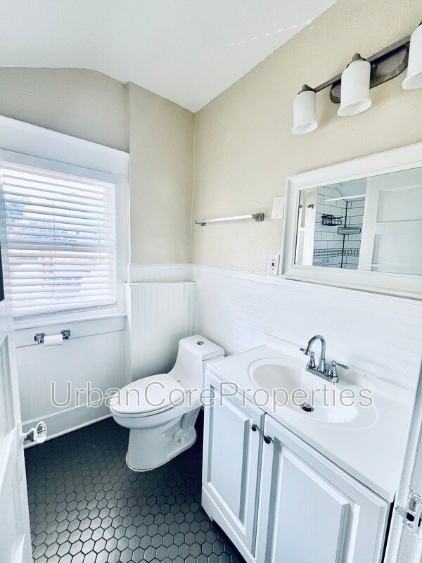 Building Photo - 144 7th Ave N